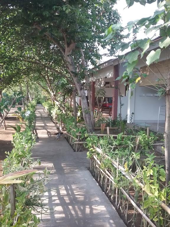 Putri Homestay Gili Meno Exterior photo