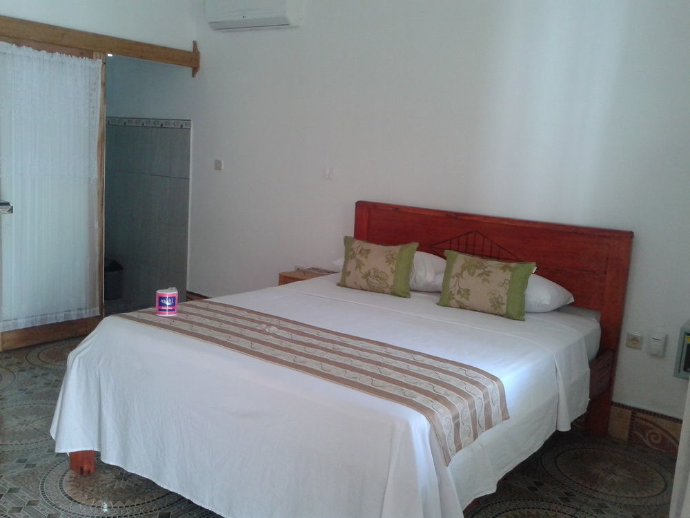 Putri Homestay Gili Meno Exterior photo